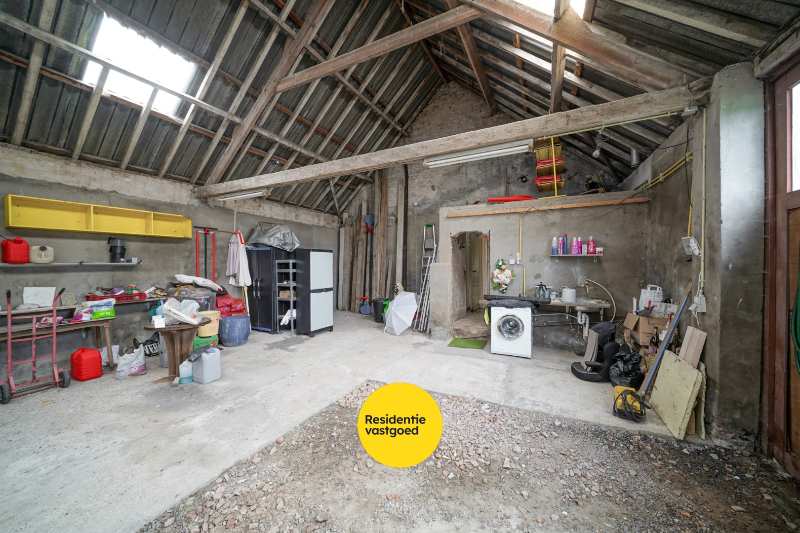 Alleenstaande woning op ruim perceel met vernieuwd woongedeelte en loods (80 m²) 