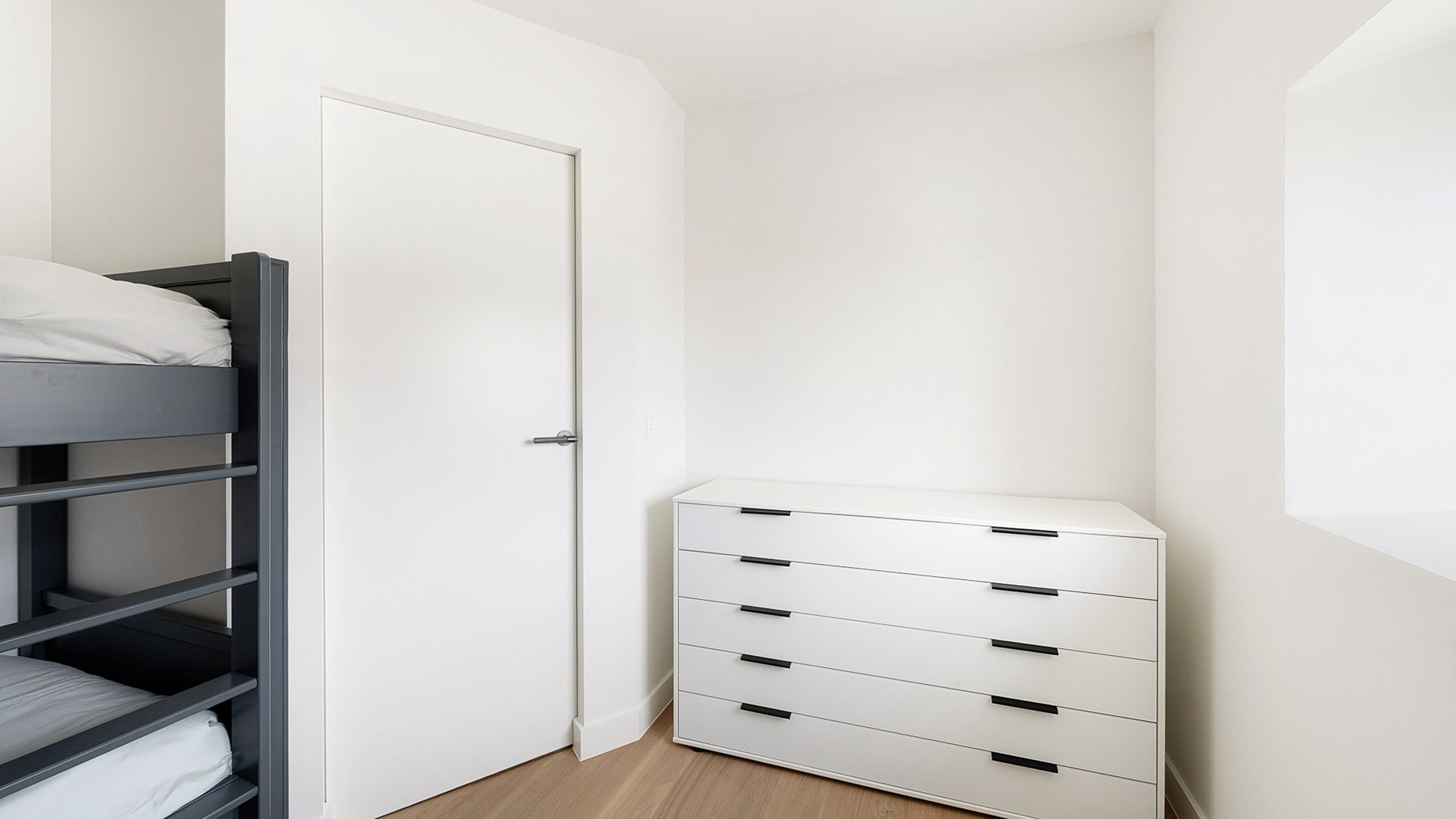 Op een uiterst gegeerde ligging, vlak bij het Albertstrand, bevindt zich dit stijlvol gerenoveerde duplex-appartement in een charmante villaresidentie. De uitzonderlijke hoekligging en zuidgerichte or 