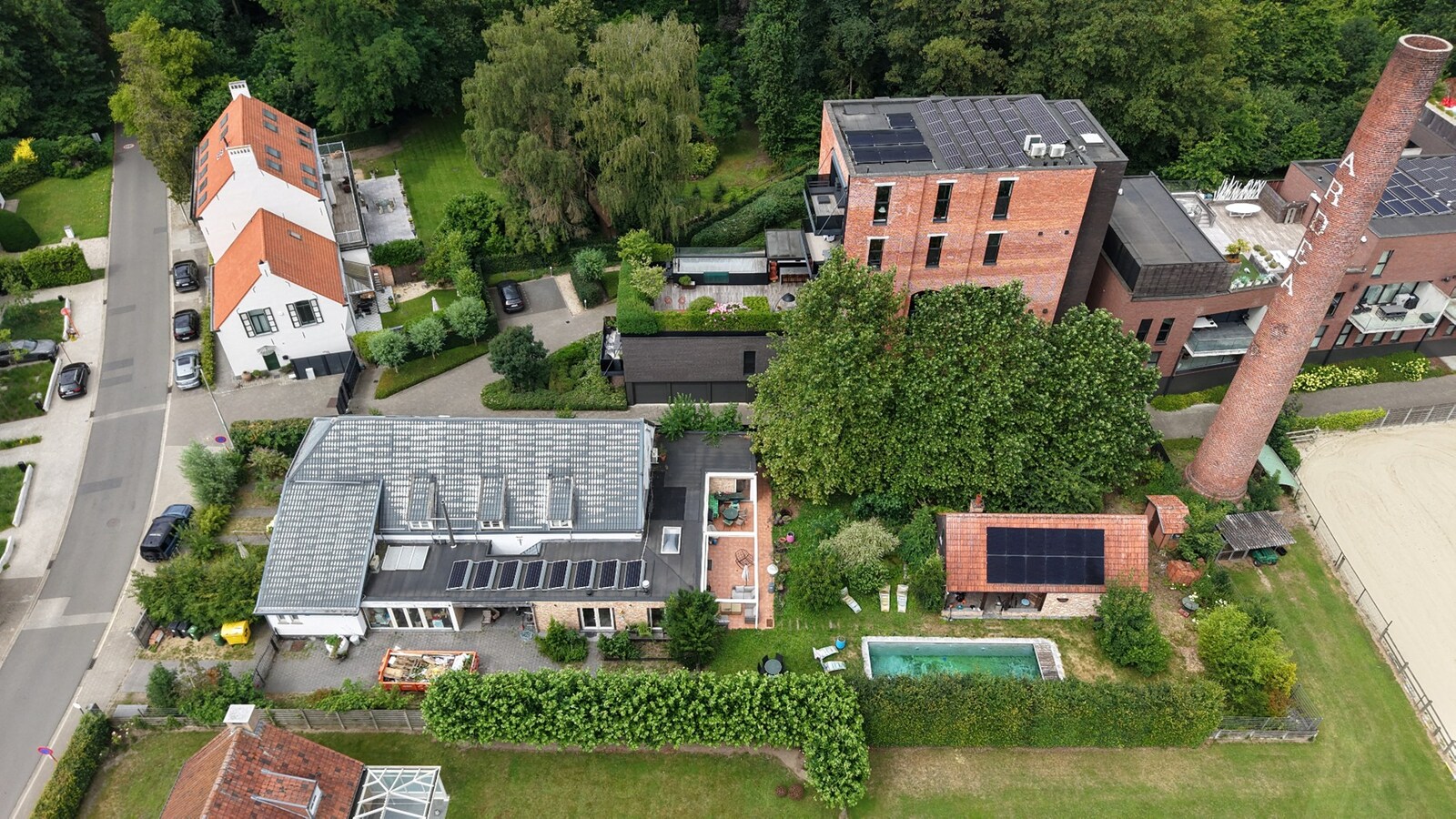 Zeer ruime woning (8 slpk + 8 badkamers) op een perceel van ca. 1.522 m² te Wijnegem/grens Schilde 