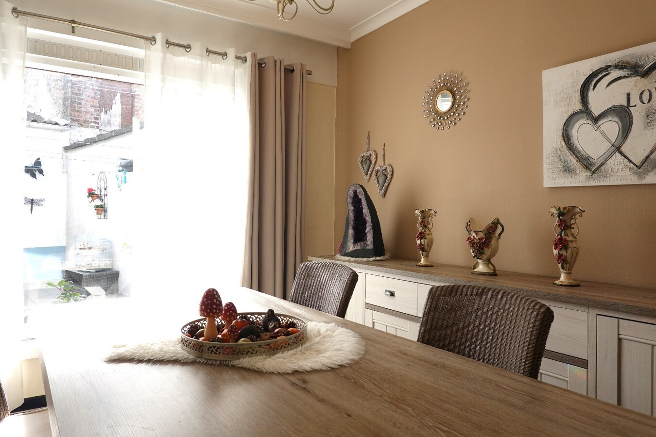 Op te frissen rijwoning in hartje Gistel 