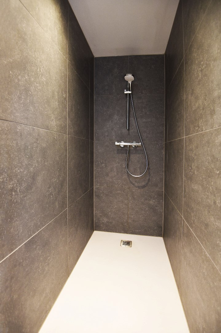 Gerenoveerde open bebouwing met 3 slaapkamers, terras en garage 