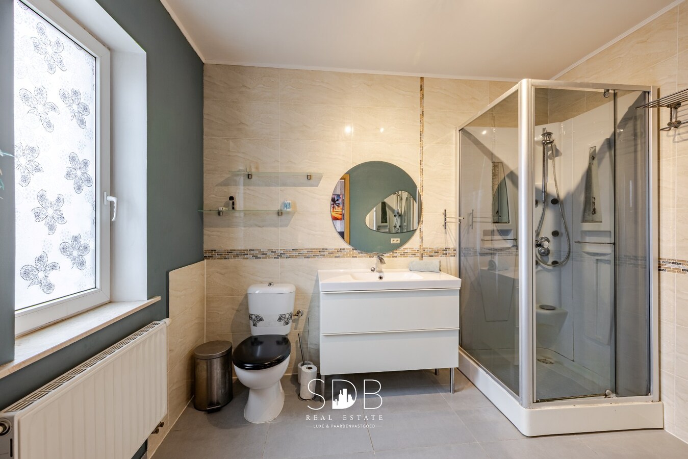 Instapklare half open bebouwing met gezinstuin 