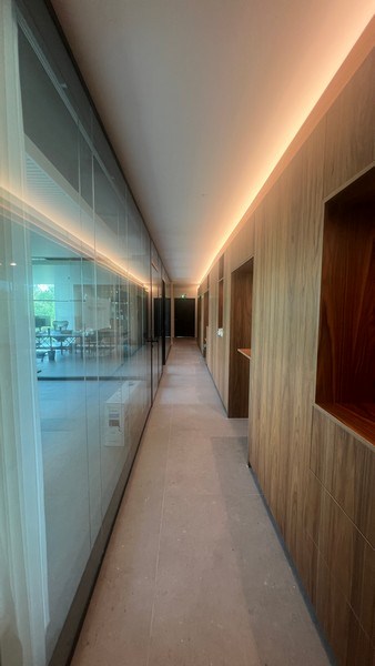 Recent bedrijfsgebouw te huur langs E40 in Erembodegem