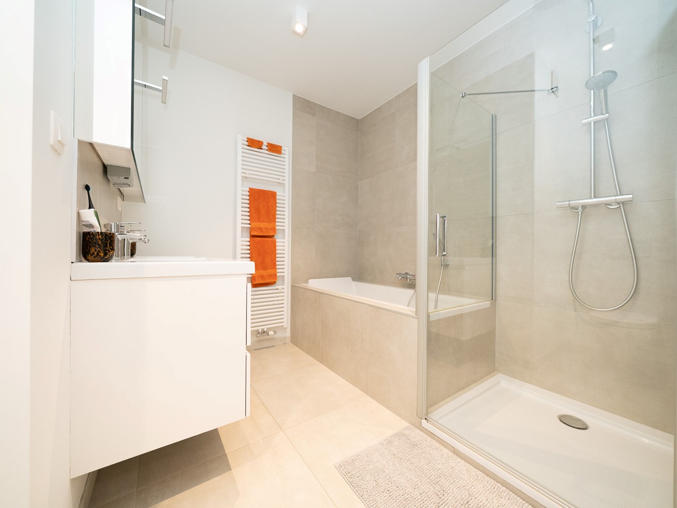 Recent 2-kamer appartement met terras, parking en kelder 