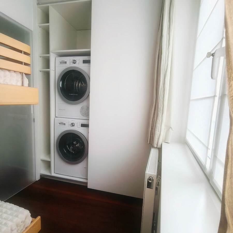 Instapklaar bemeubeld hoekappartement met 2 slaapkamers te koop in Oostende 