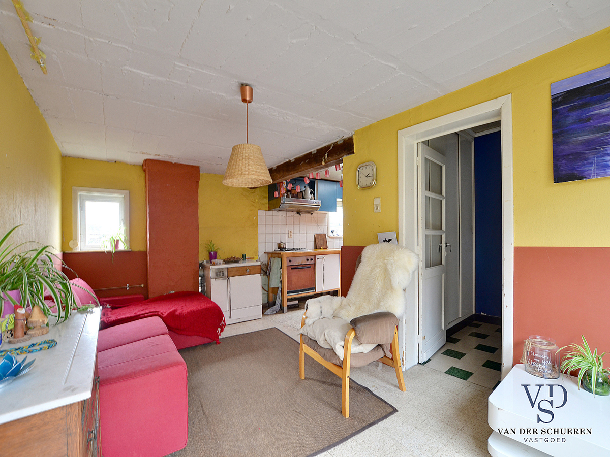 Karaktervolle, te renoveren woning (op bijna 900 m²). 