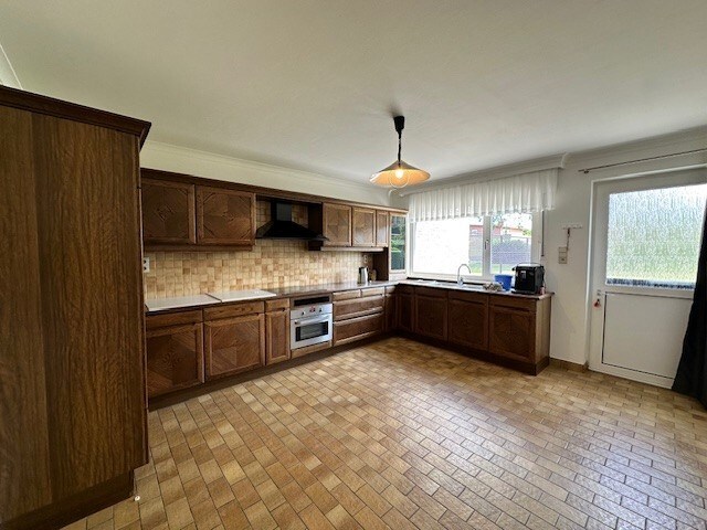 Halfopen woning met 3 slaapkamers, tuin en garage te Neeroeteren. 