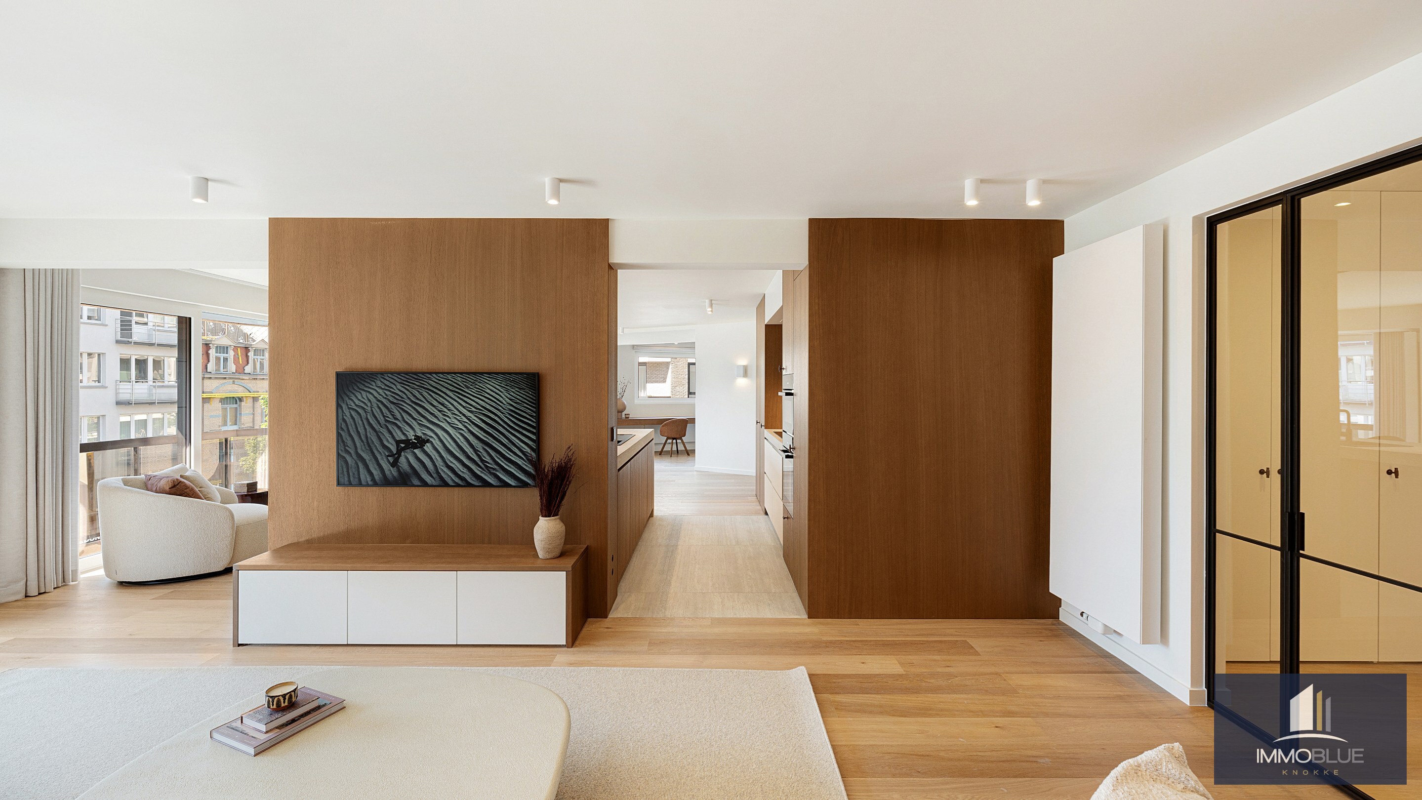 Uitzonderlijk hoekappartement, gelegen in de Zoutelaan, met een gevelbreedte van ca. 16 meter en biedt een open uitzicht op de Lippenslaan. 