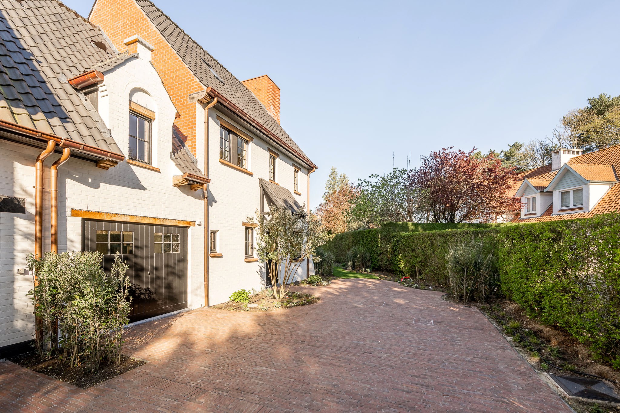 Luxueus gerenoveerde koppelvilla met zwembad in de Noordzeelaan te Knokke. 