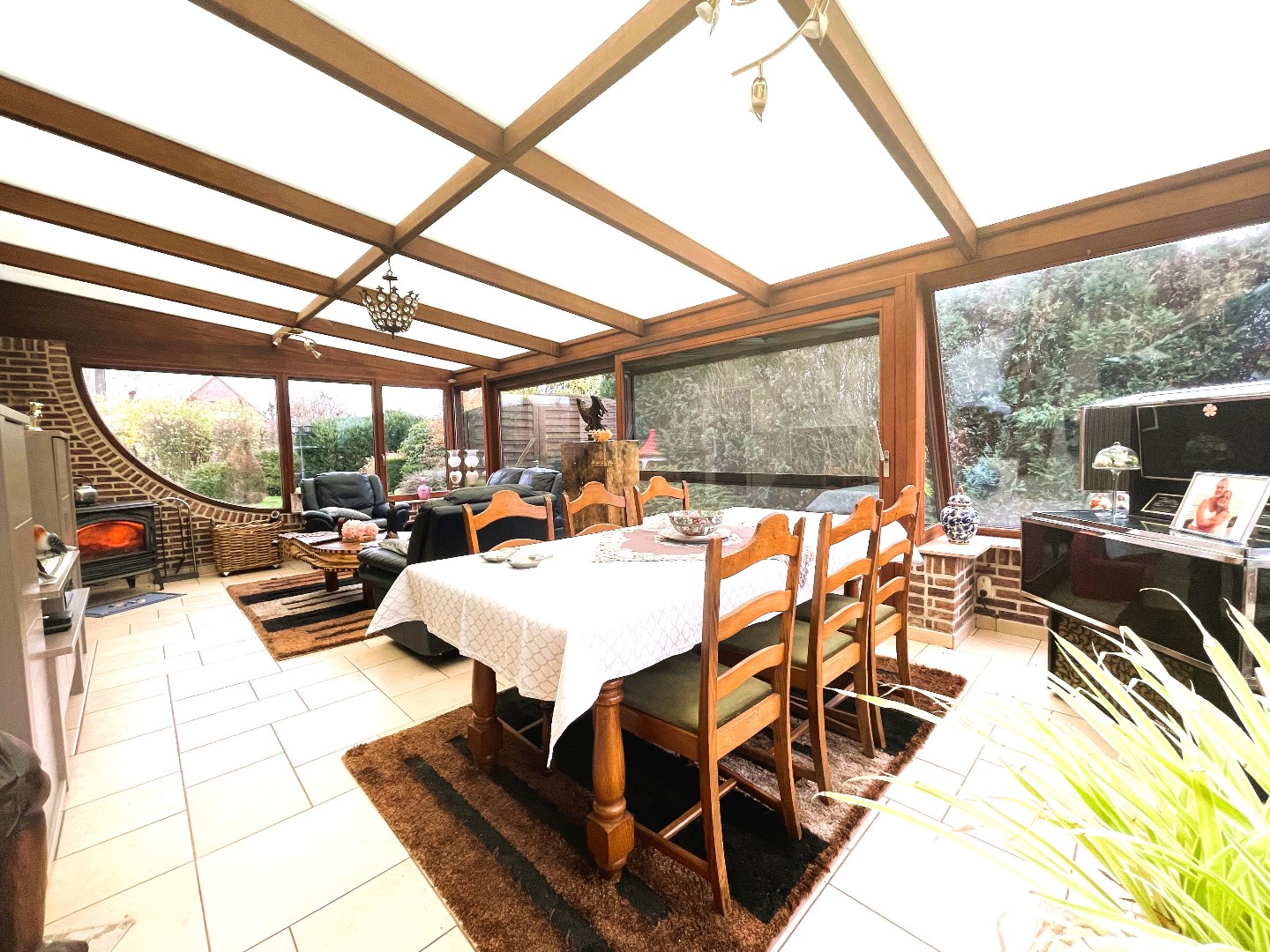 Woning met ruim magazijn op 2266 m² 