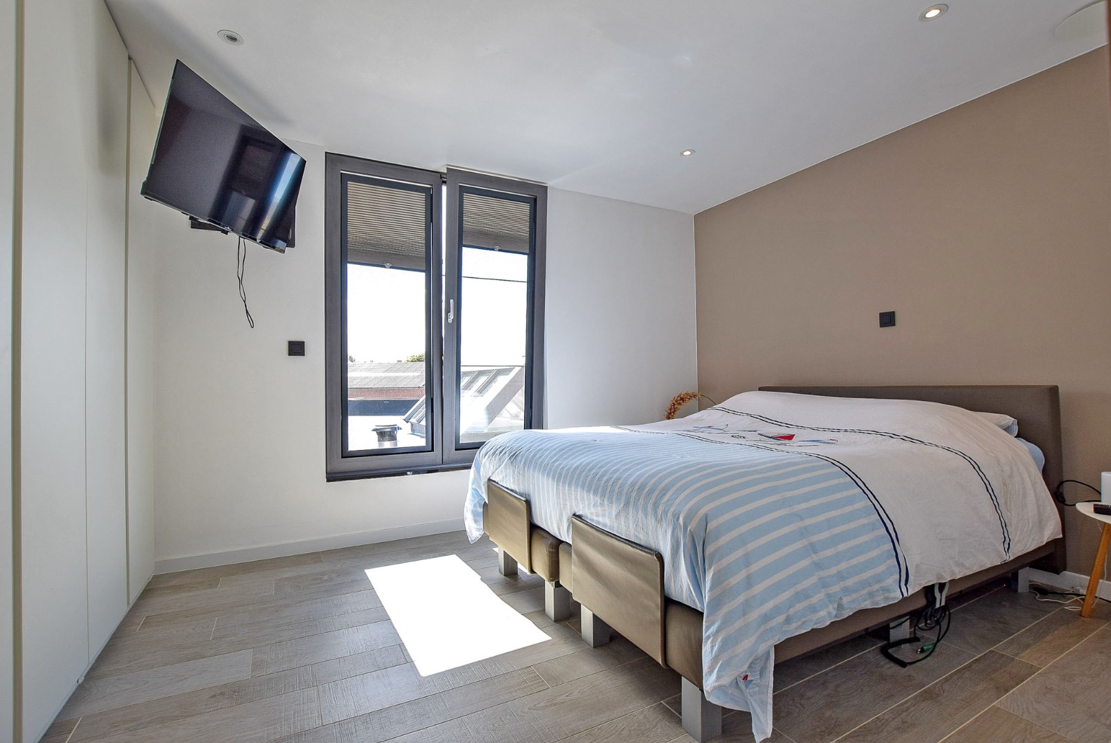 Instapklare, energiezuinige woning met aparte gastenunit in het hartje van Veurne. 