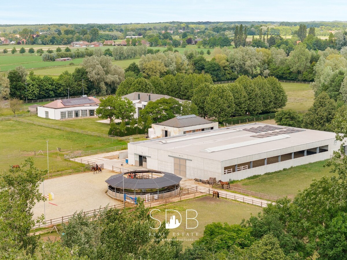 Prachtige villa met hippische accommodatie en graslanden op +/- 9 ha 