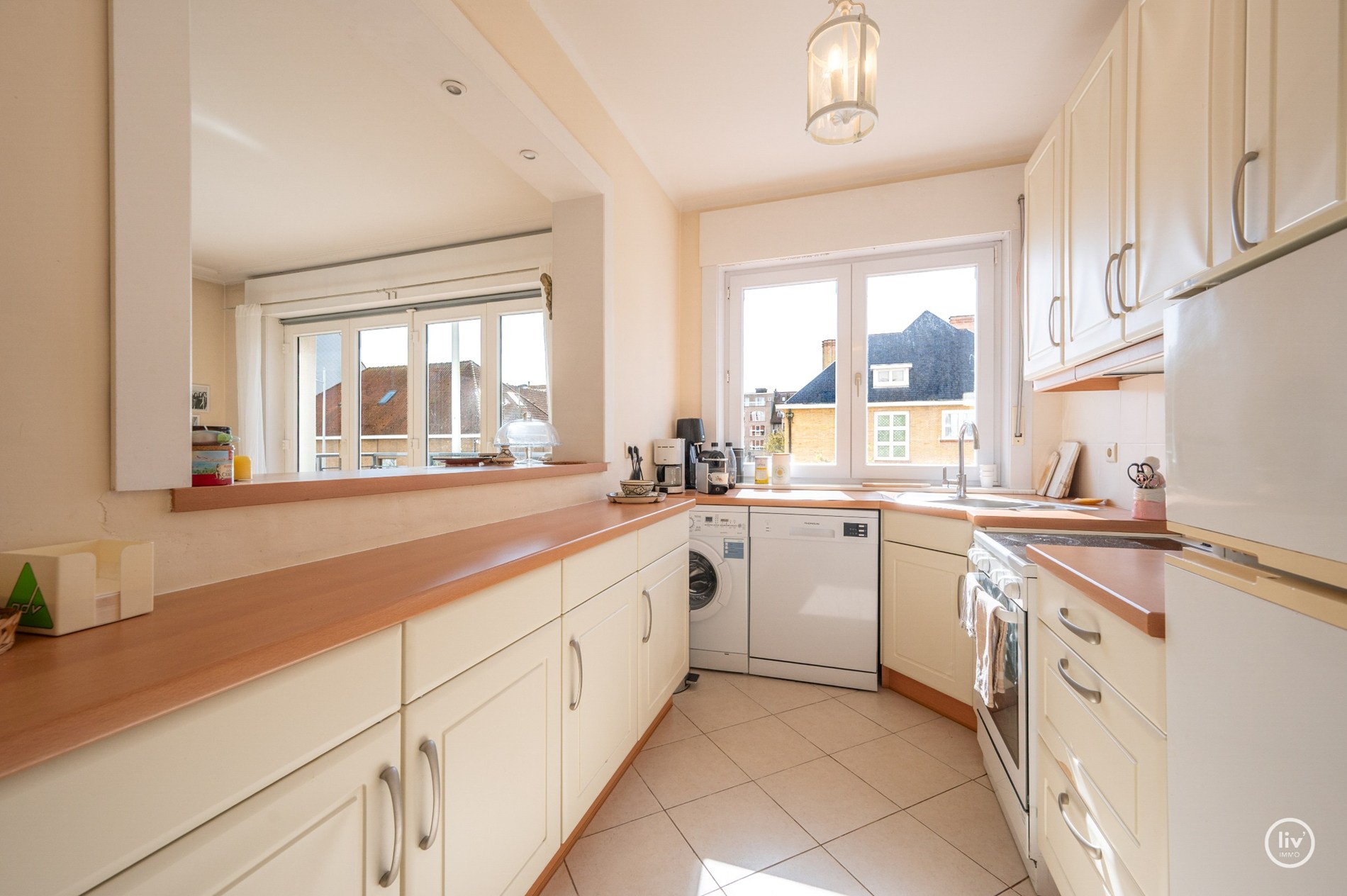 Zonnig HOEKappartement gelegen op de Van bunnenlaan met zicht op de Heilighart kerk te Knokke. 