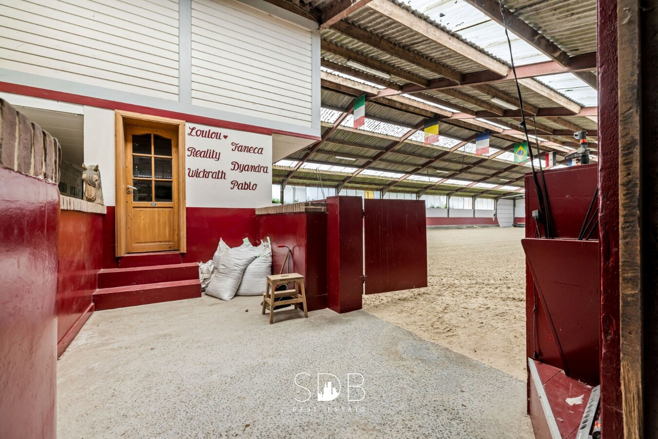 Hedendaagse woning met hippisch complex op circa 2hectare 