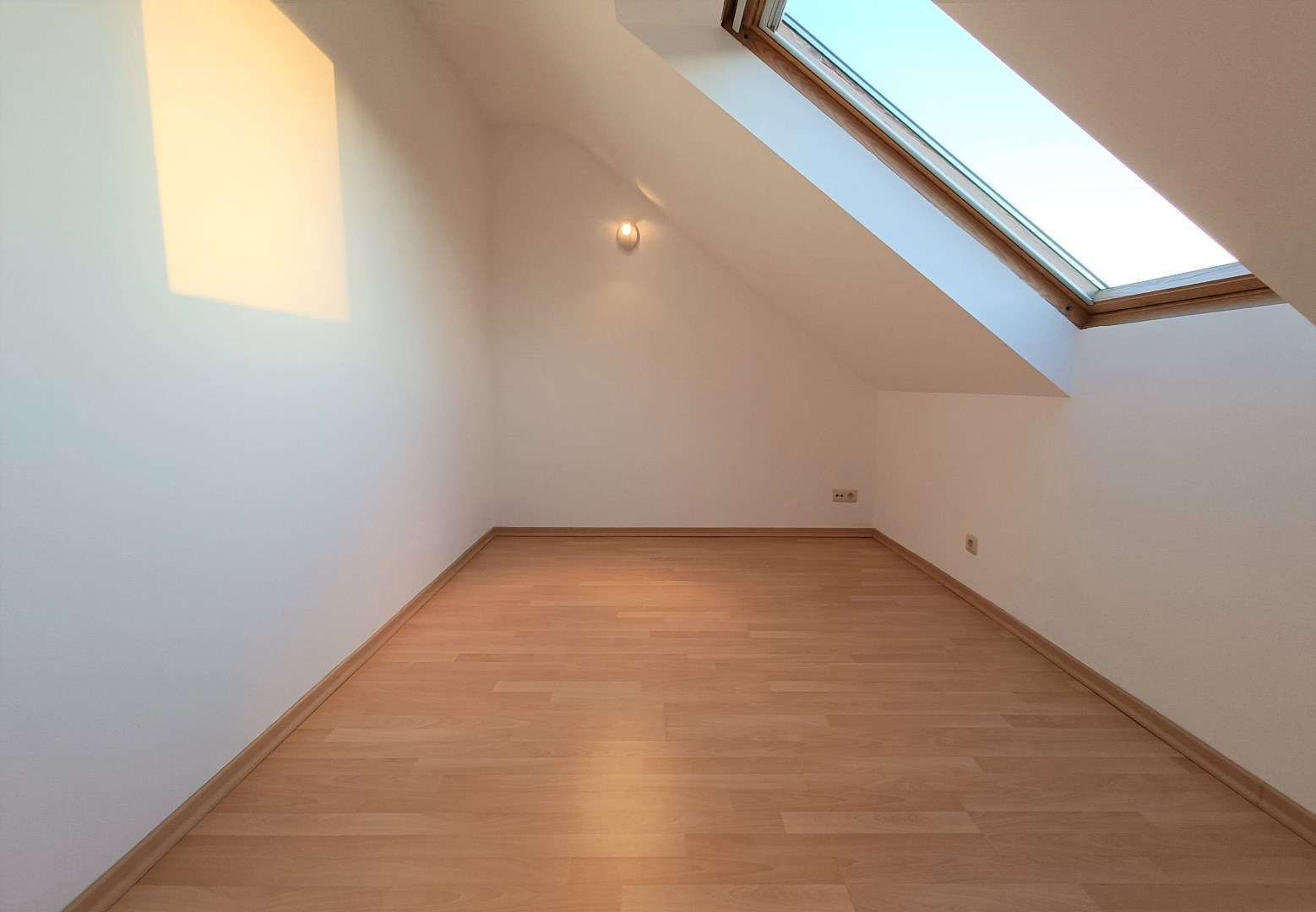 RUIM DUPLEX APPARTEMENT MET TERRAS EN AUTOSTAANPLAATS 
