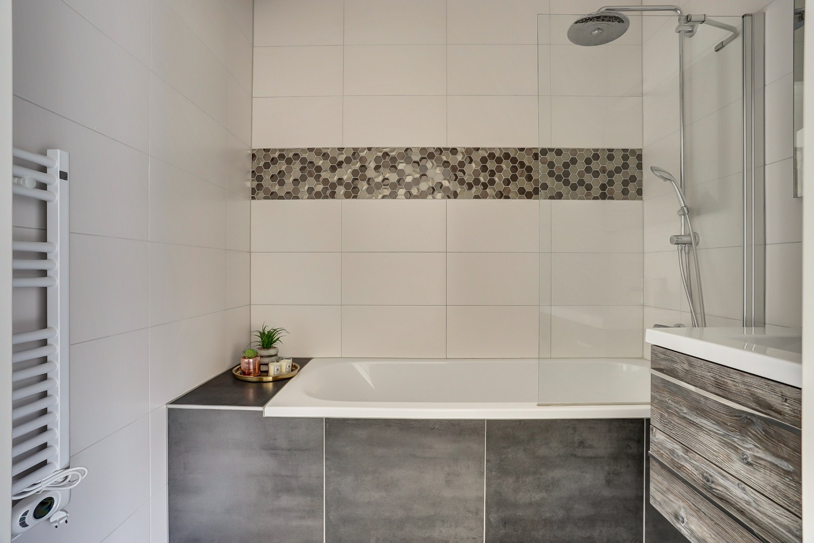 Modern en energiezuinig appartement (A++) met ruim terras op het westen, eigen parkeerplaats, fraaie keuken, badkamer en gelegen op eigen grond. 