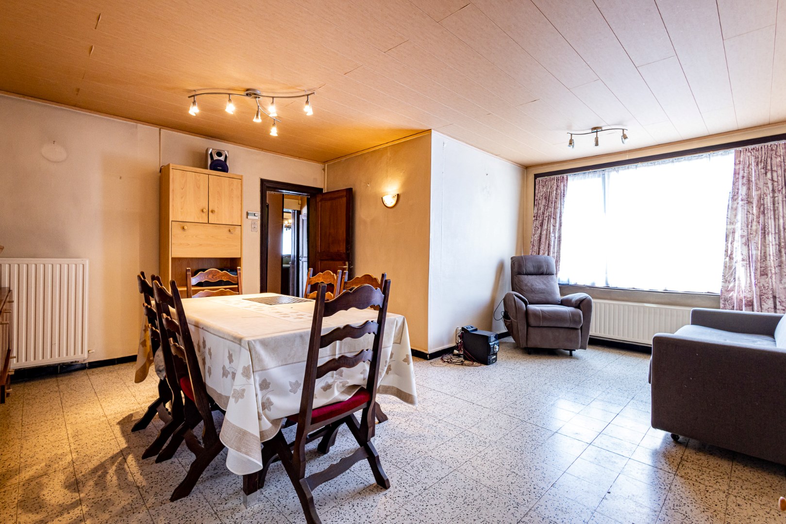 Woning met handelspand landelijk gelegen te Ursel 