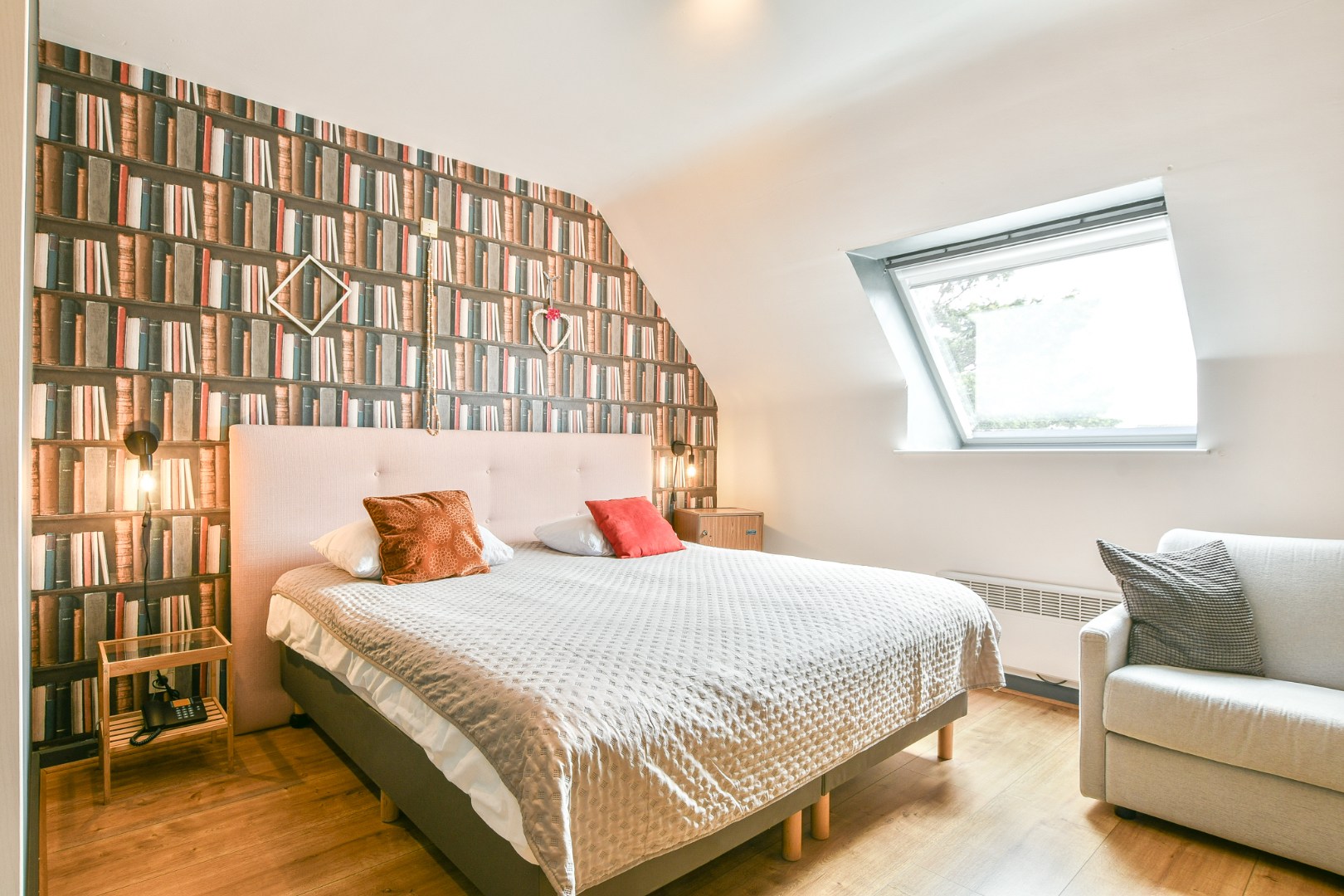 Unieke investeringskans: karaktervol hotel met 18 kamers &amp; woonmogelijkheden te koop! 