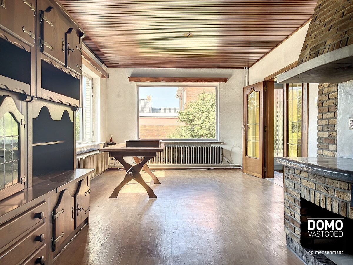 Ruime half open bebouwing met een vergund magazijn. 