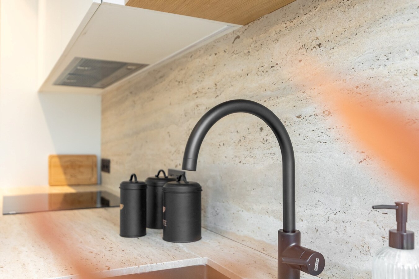 Kwaliteitsvol gerenoveerd appartement met 2 slpk en terras te Wilrijk! 