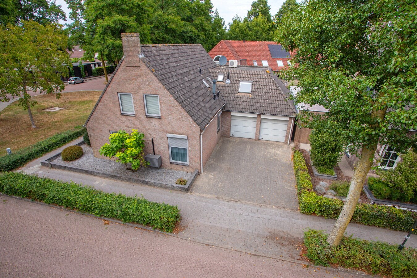 Vrijstaande degelijk gebouwde woning met inpandige dubbele garage. 