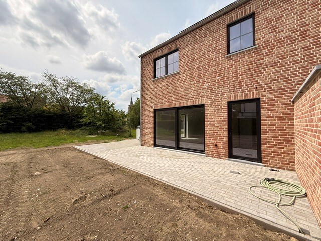 Halfopen nieuwbouwwoning met 4 slaapkamers gelegen te Opitter. 