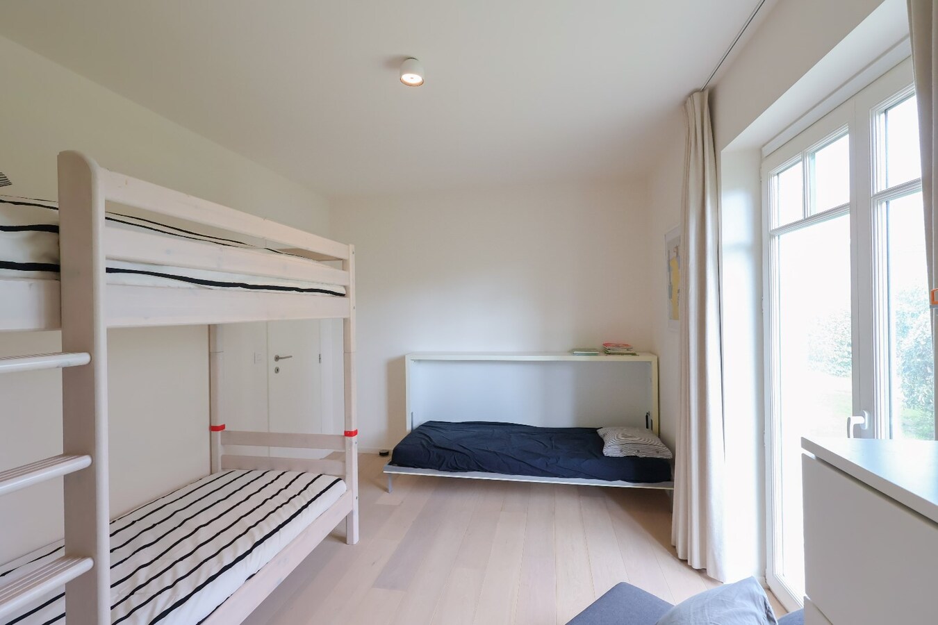 Modern 2slpk-appartement met privé tuin op wandelafstand van het strand 