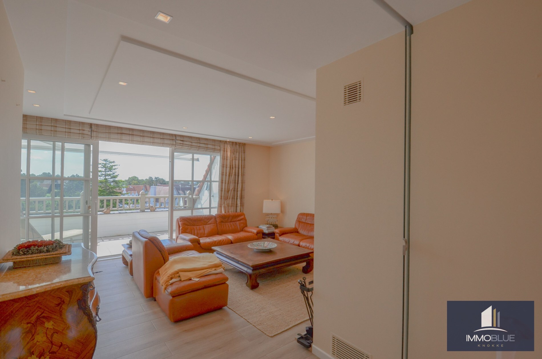 Appartement duplex élégant avec terrasses ensoleillées et vue dégagée sur les villas du Zoute. 