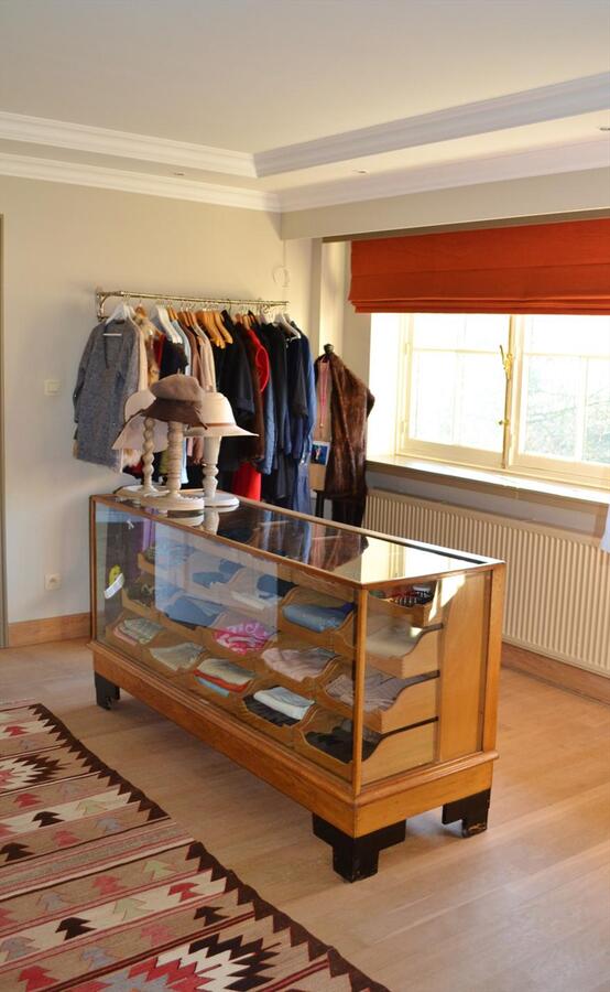 Ruime villa met stallingen en weide op 4900m² te Schoten 