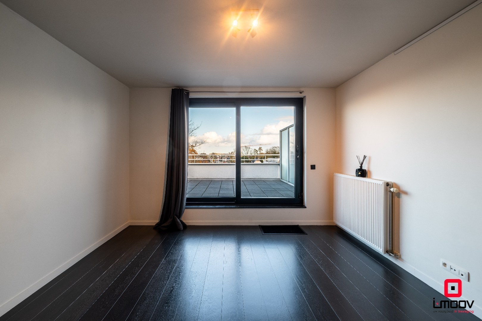 Lichtrijk en modern tweeslaapkamer appartement met groot terras in Oostakker 