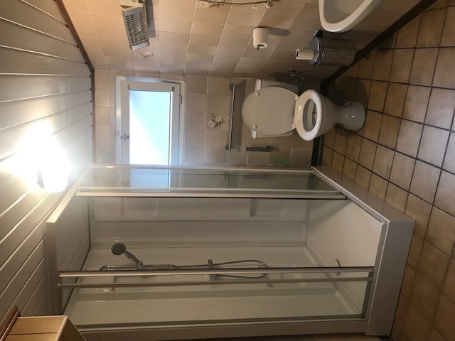 Halfopen ruime woning met 3 slaapkamers en buitenruimte. 