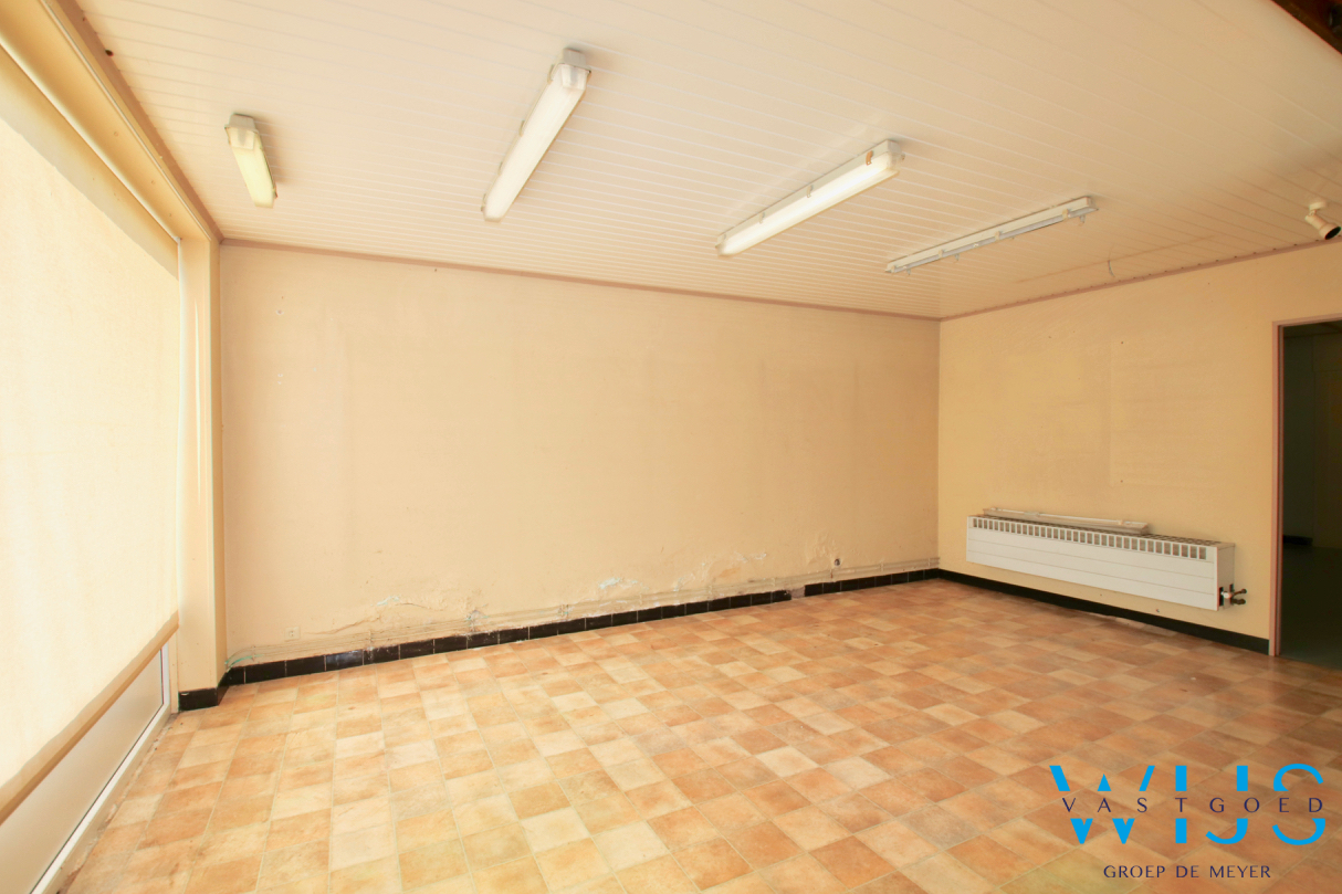 Ruime bungalow met bijgebouw op een ideale locatie in Assenede ! 