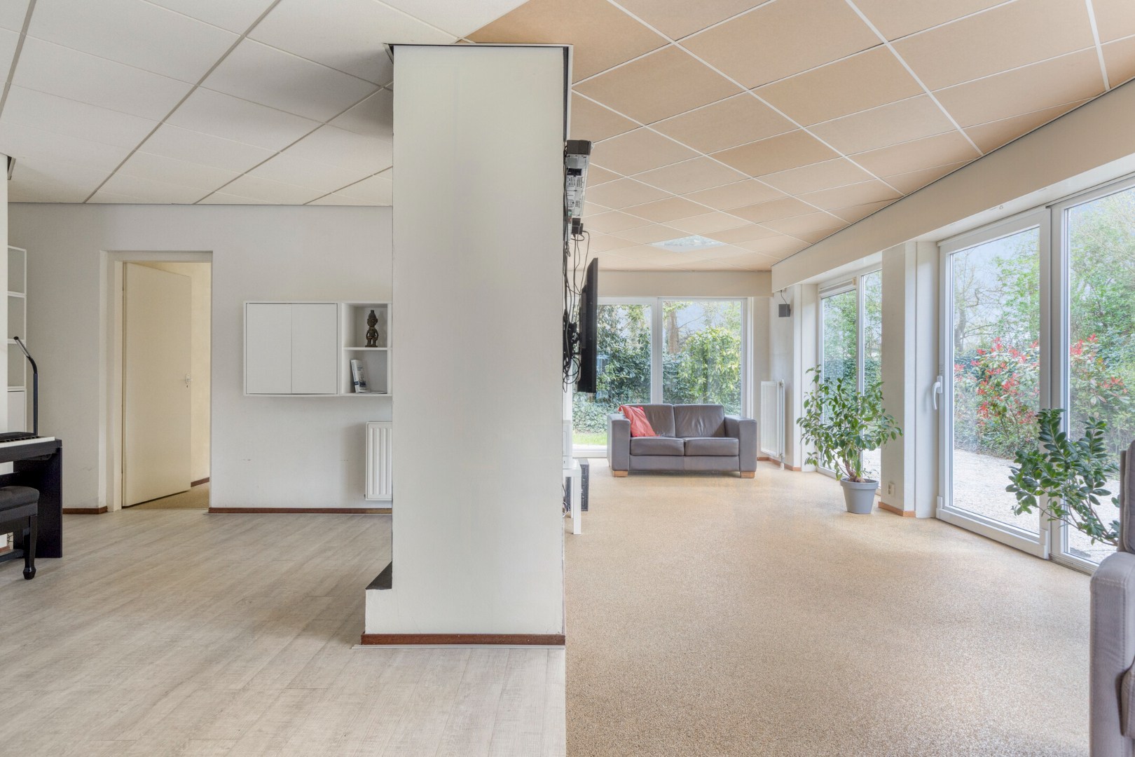 T.A. Makelaardij biedt aan: Populierenlaan 2 te Kamperland. Op loopafstand (ca. 200m.) van het Veerse Meer staat deze rustig gelegen vrijstaande woning op een royaal perceel (860m2) aan een doodlopend 