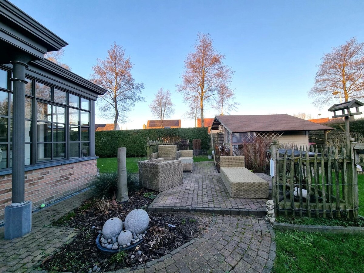 Zeer knappe, halfopen gezinswoning te Lissewege 