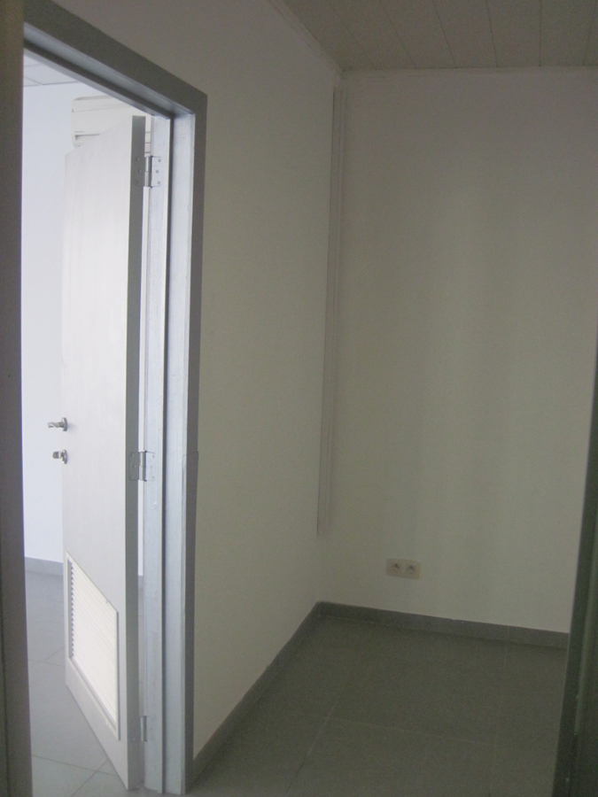 Gelijkvloers pand op top-ligging. Mogelijkheden als winkel of kantoor. 