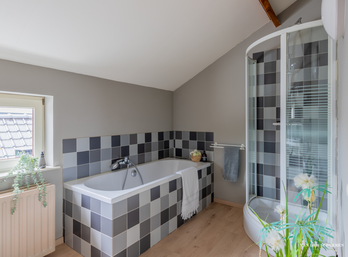 Authentieke herenwoning met atelier / bureau's. 