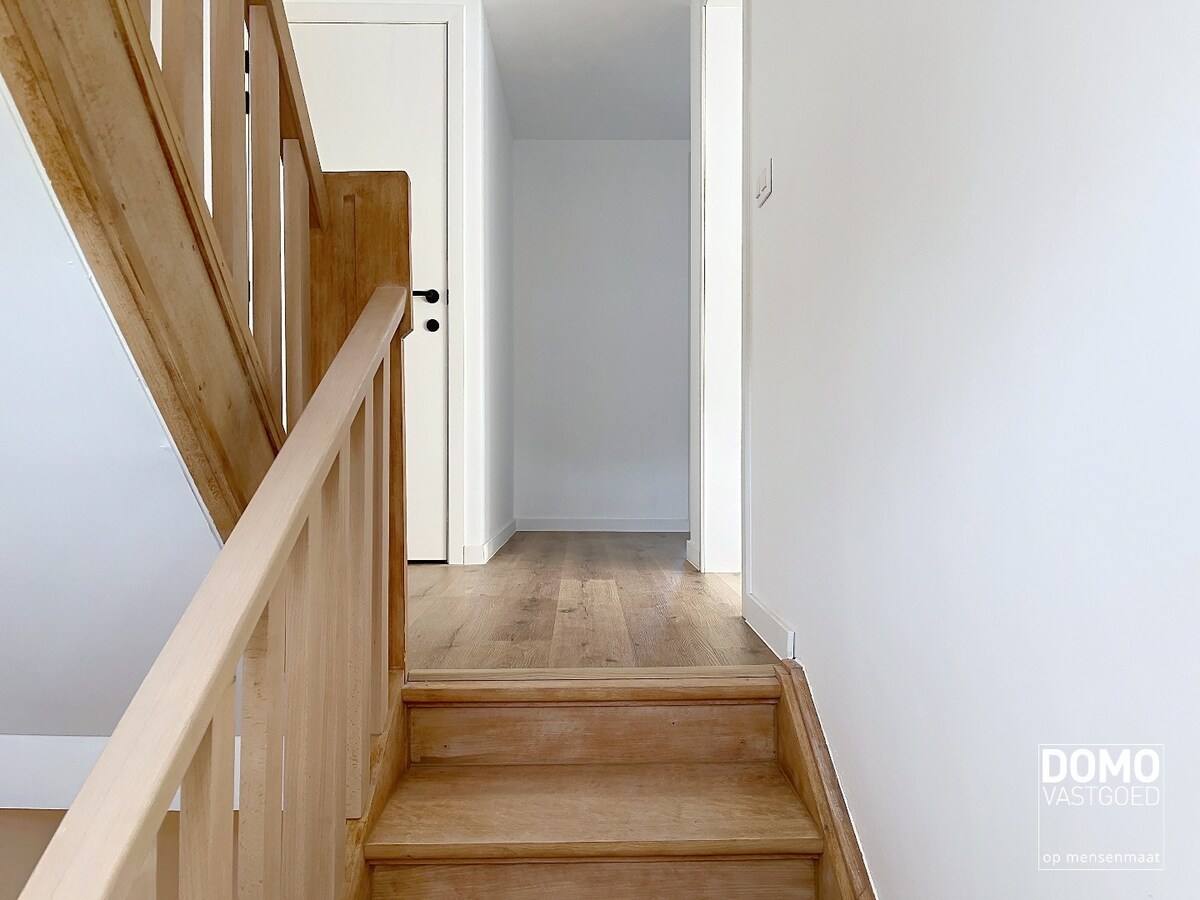 Instapklare totaalrenovatie met luxueuze afwerking, 4 slaapkamers en zuidgerichte tuin 