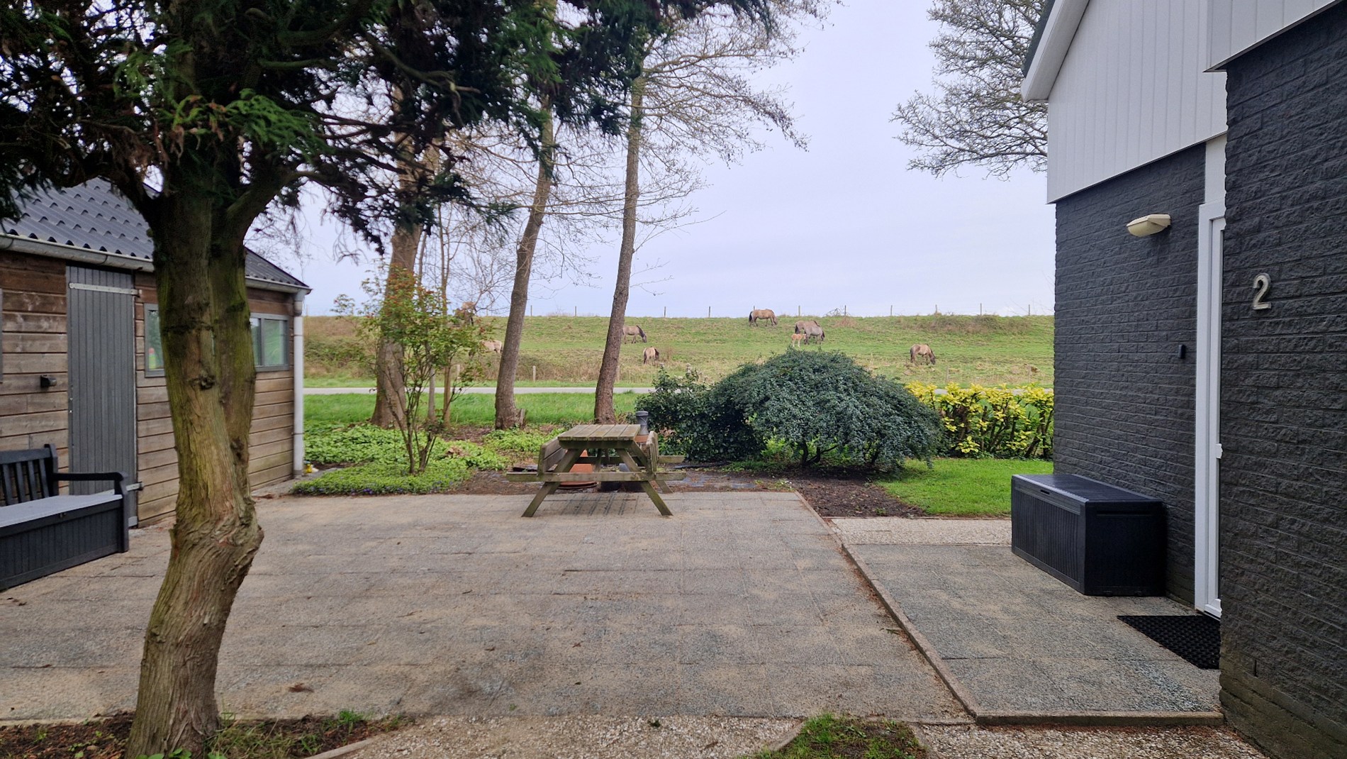 T.A. Makelaardij biedt aan: Op loopafstand (ca. 200m.) van het Veerse Meer staat deze rustig gelegen vrijstaande woning op een royaal perceel (860m2) aan een doodlopend straatje 