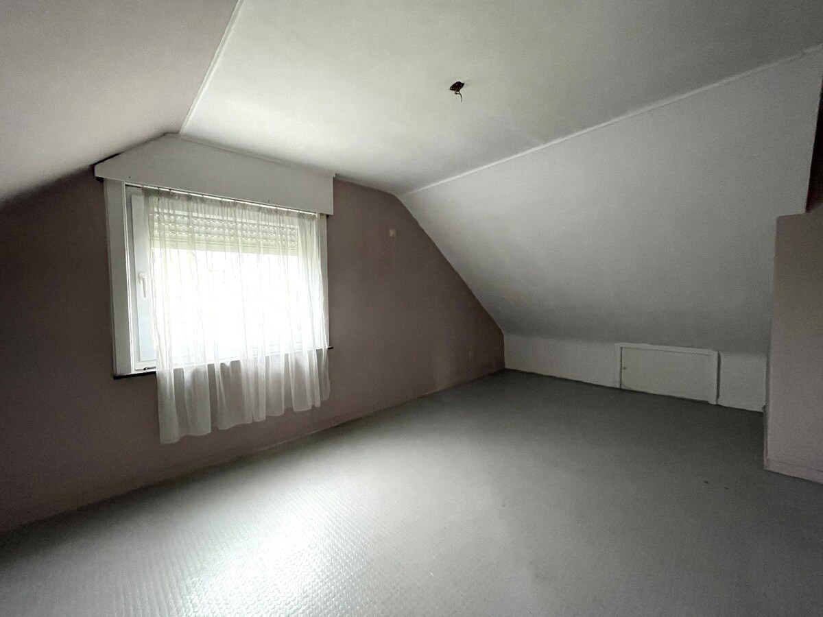 Stevige half-open bebouwing met 3 slaapkamers, tuin en garage te Moorslede 