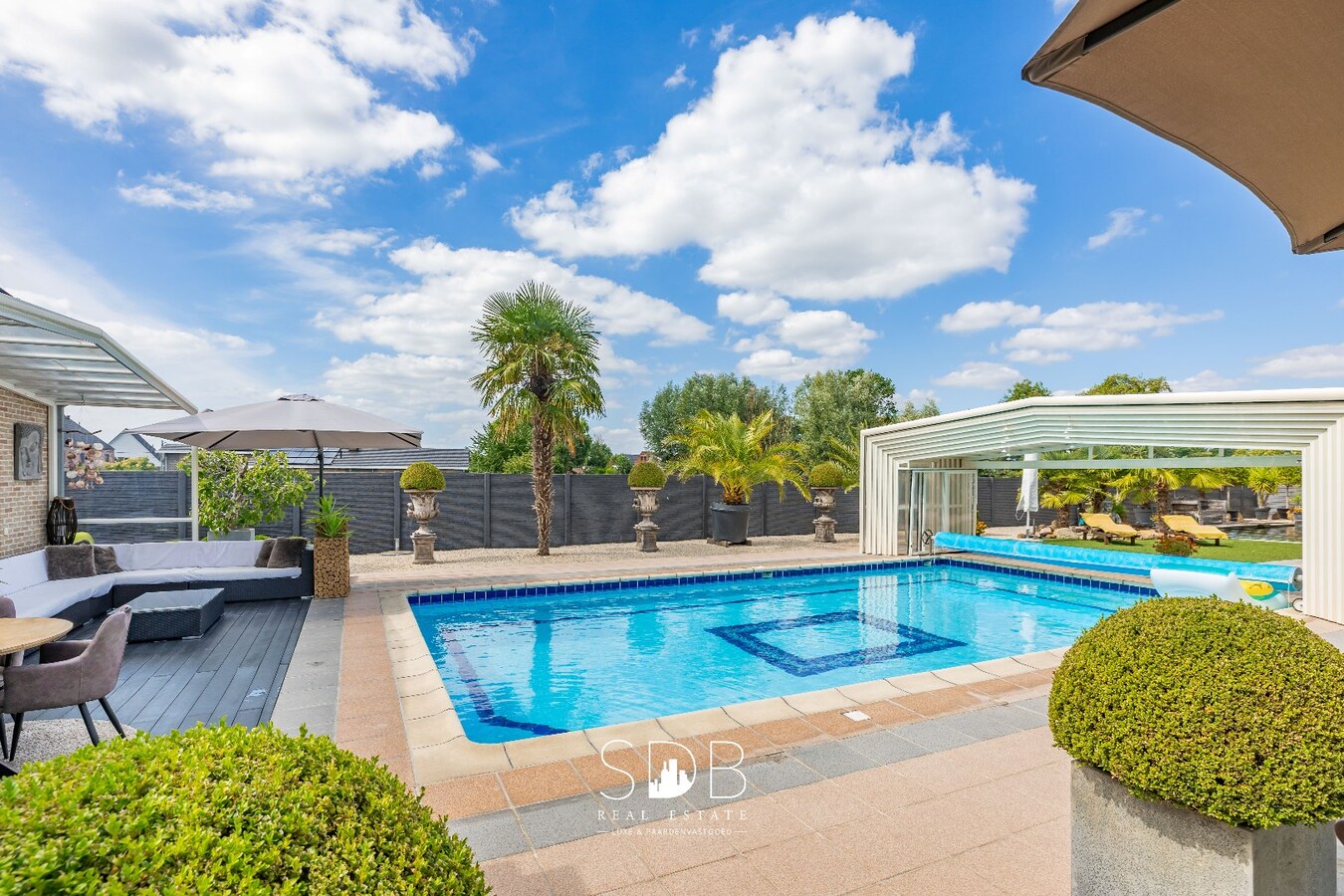 Hedendaagse villa met dubbele garage, zwembad en magazijn op 2.937m² 