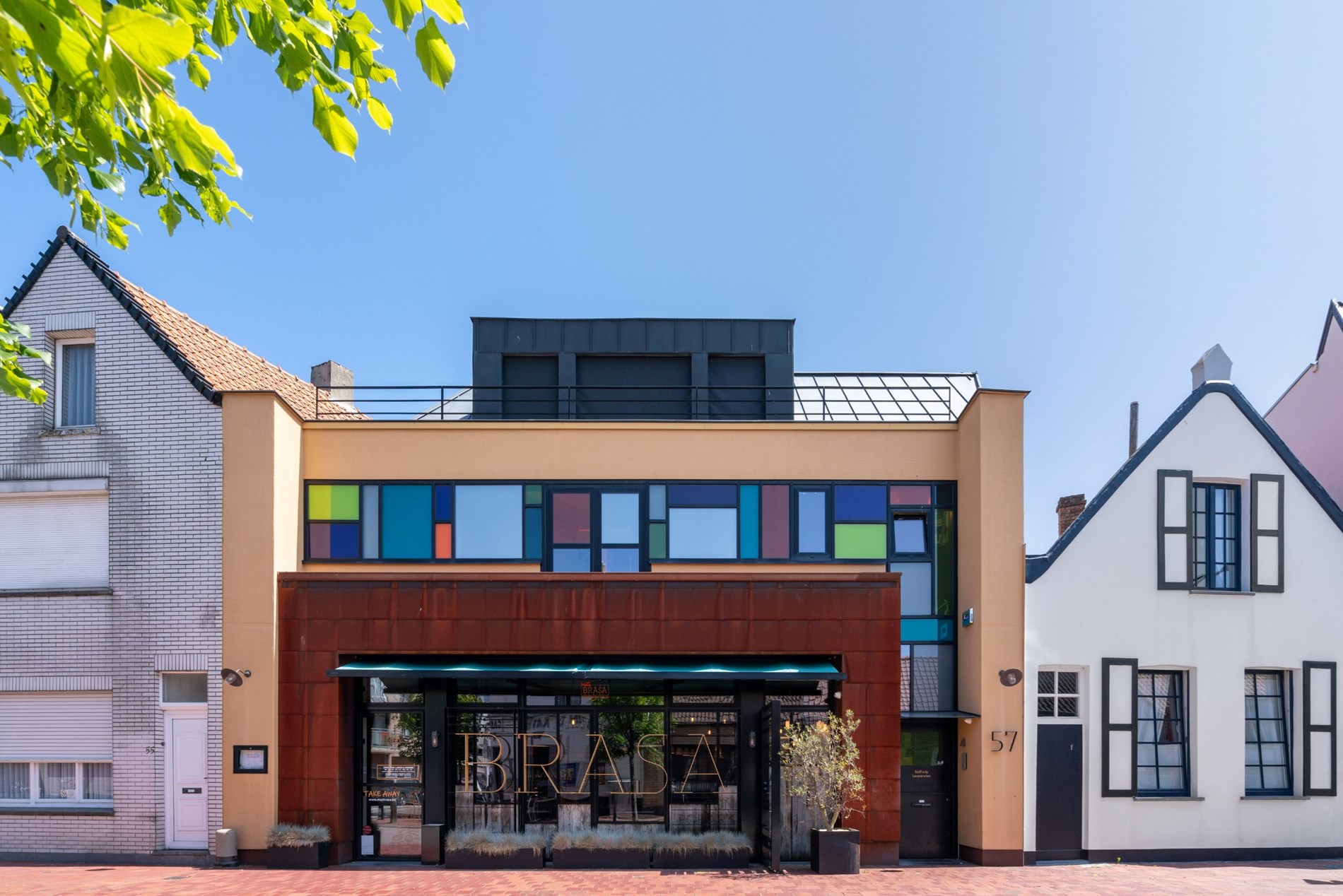 Magnifique local commercial fini (°2015), aménagé en restaurant équipé de toutes les technologies récentes et en excellent état, situé au centre de Knokke, à proximité de l'avenue Lippens et du marché 