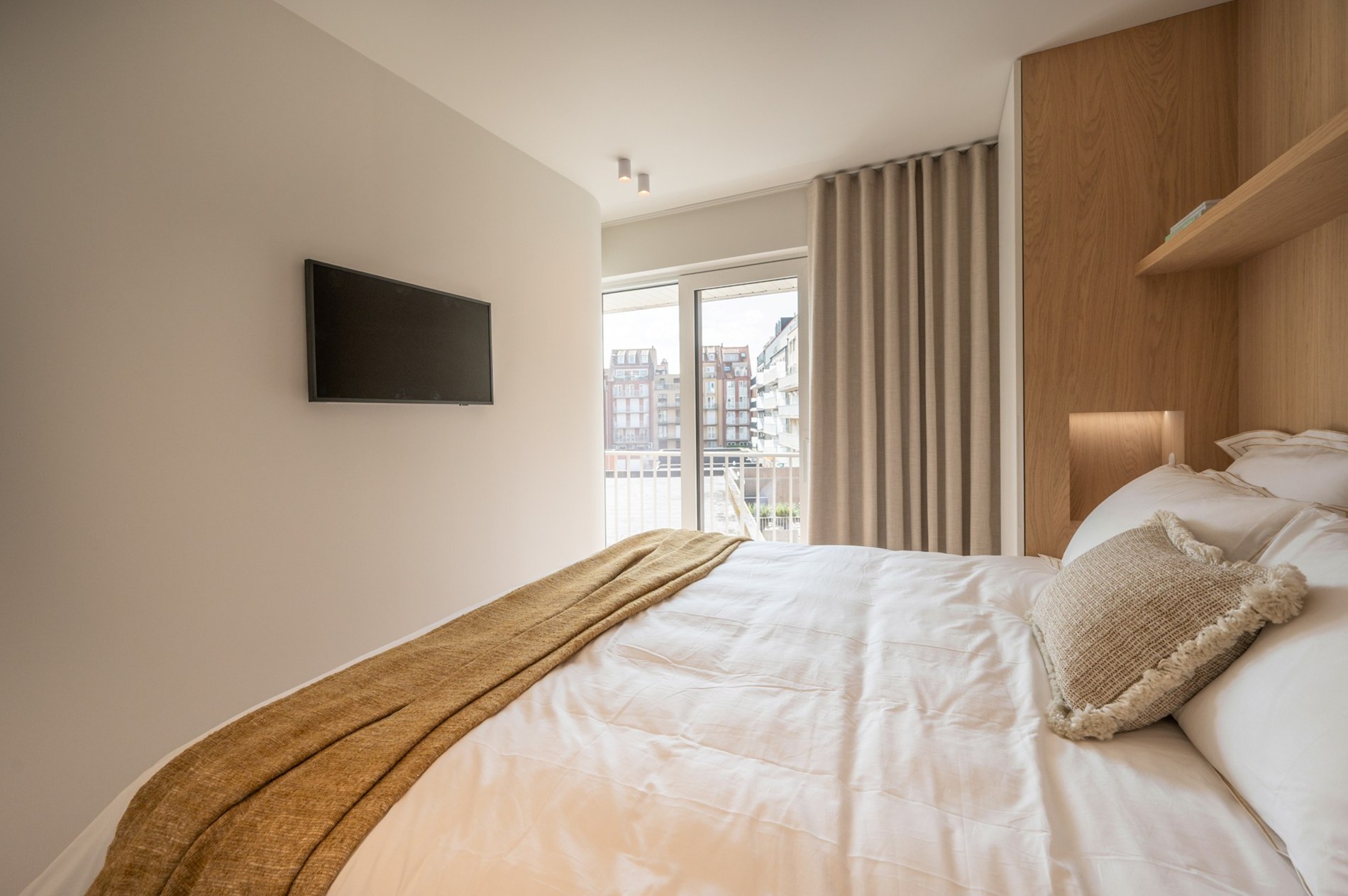 Appartement exclusivement rénové avec 3 chambres à vendre près de la plage d'Albert et de la place de la Lumière. 