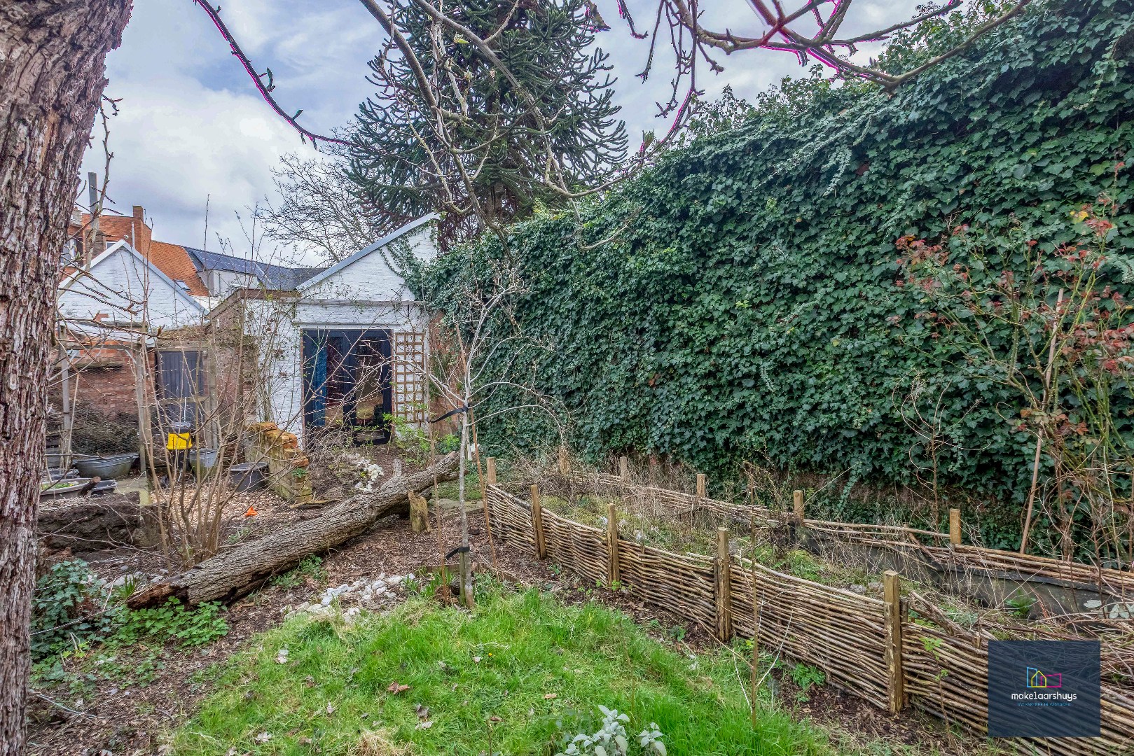 Woning met 3 slaapkamers en verrassende tuin met bijgebouwen 