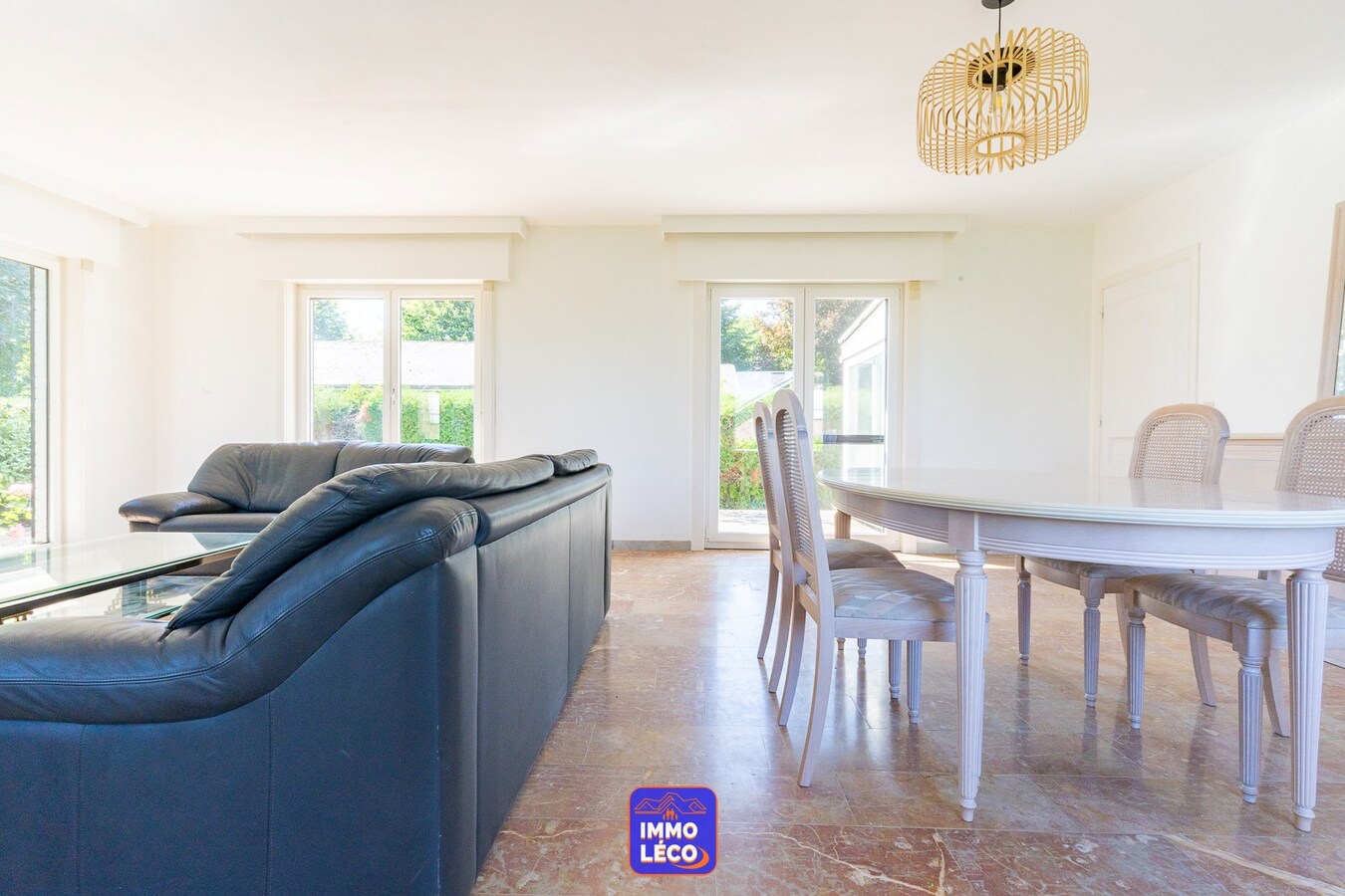 Villa "Plain-pied" érigée sur 1311m², double garage, carport, jardin, TOP SECTEUR !! 