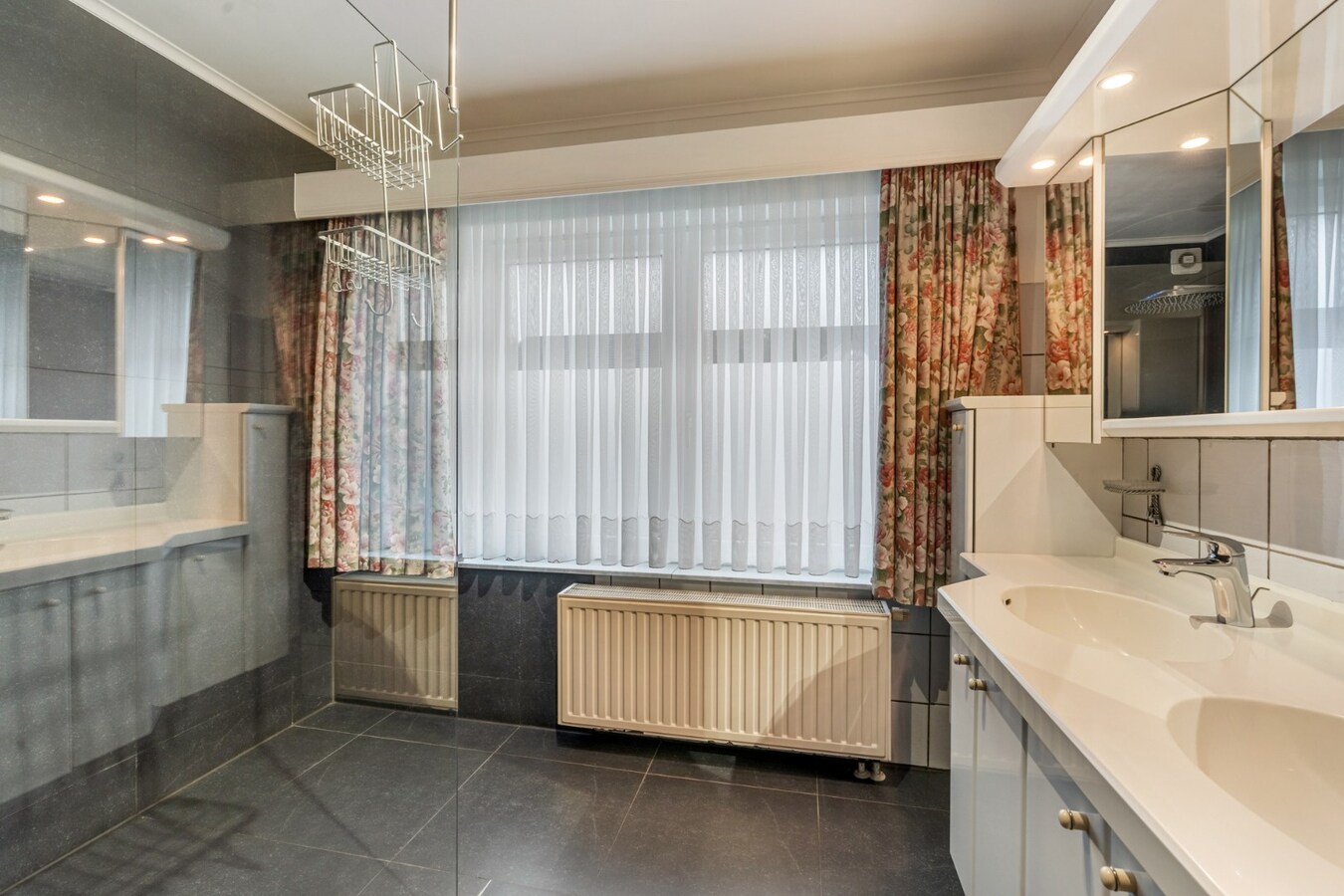 Halfvrijstaande woning op een perceel van 7a31ca, met aparte bureelruimte en inpandige garage! 