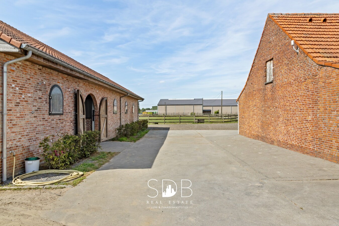 Prachtige landelijke woning met hippische accommodatie op 2,5hectare 