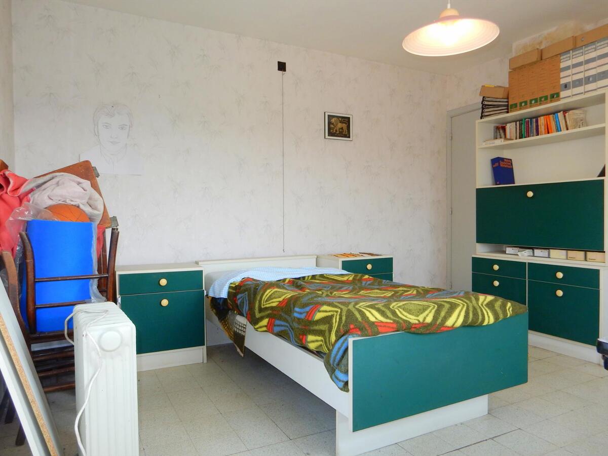 Op te knappen vrijstaande woning 