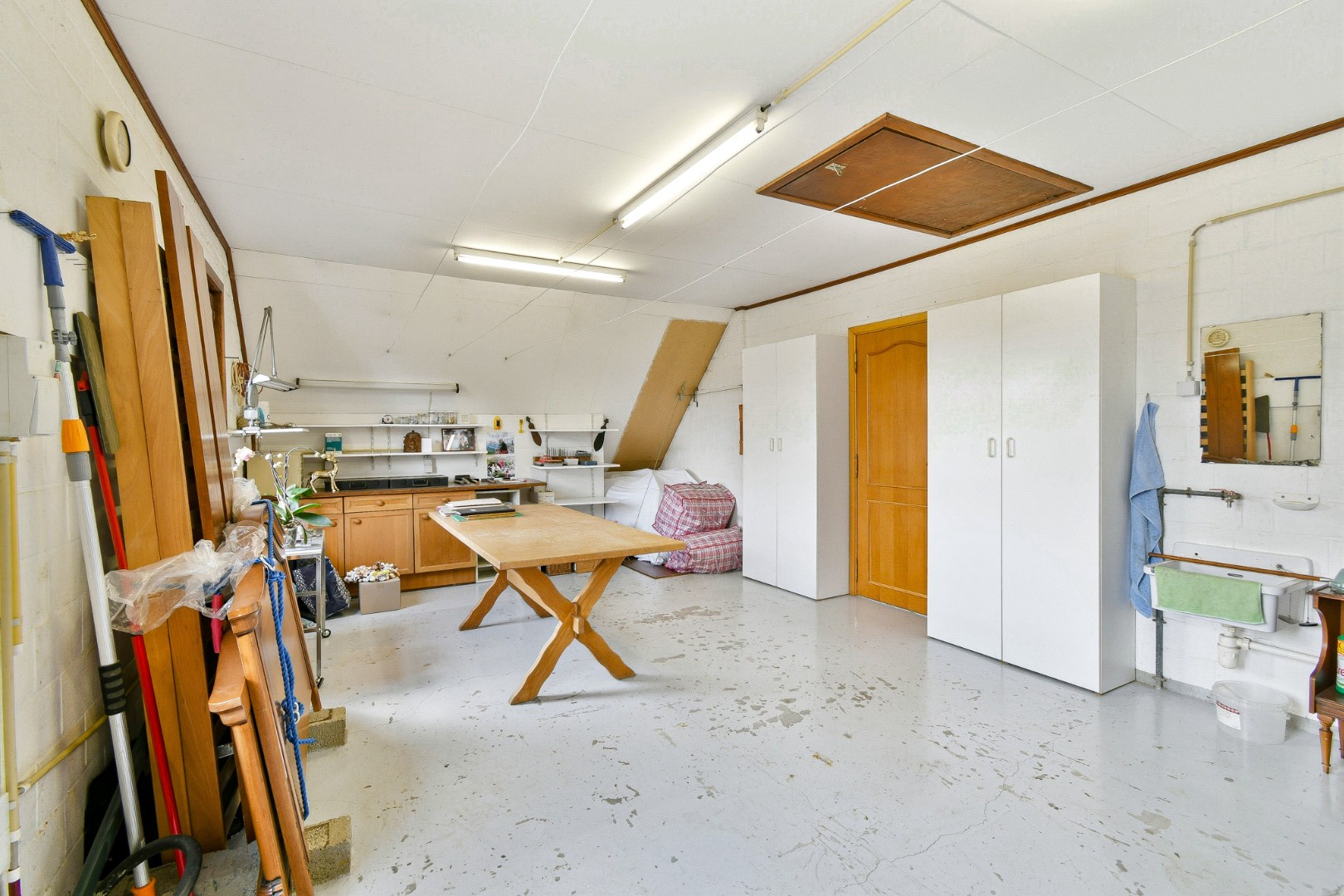 Alleenstaande villa op ruim perceel van 854 m2 in rustige woonwijk te Gistel 