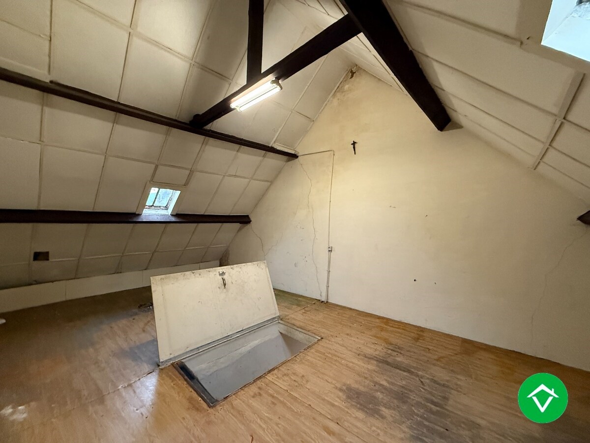 Instapklare rijwoning met 2 slaapkamers, zolder en koer in centrum Roeselare 