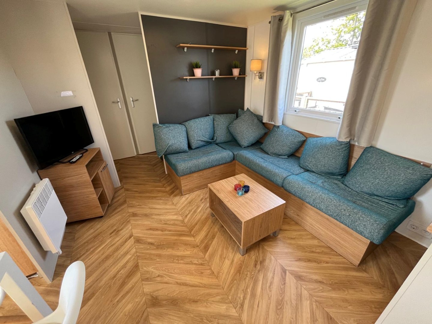 T.A. Makelaardij biedt aan – Chalet Z111-: Op een schitterende locatie in een goed verzorgd recreatiepark aan de kust van Walcheren bieden wij dit leuke chalet aan. 